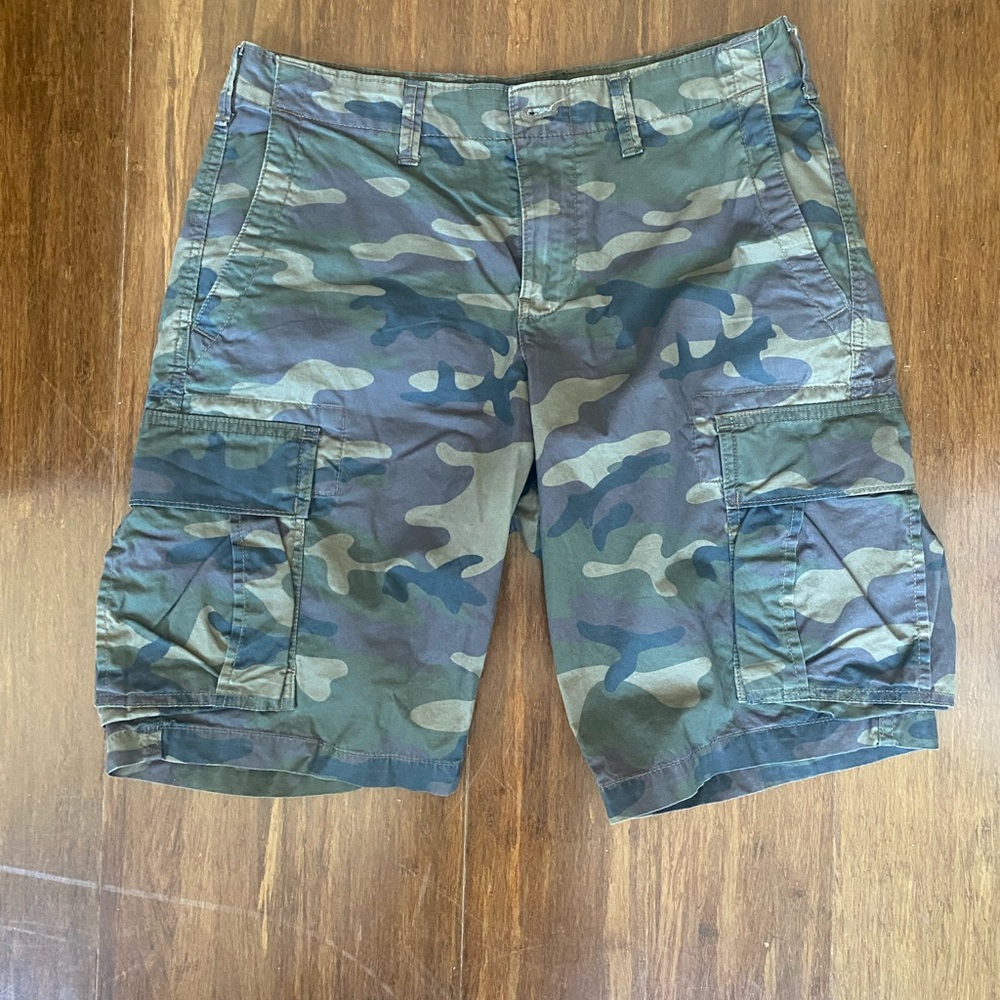 Gap Men’s Cargo Green Camo Short - 31